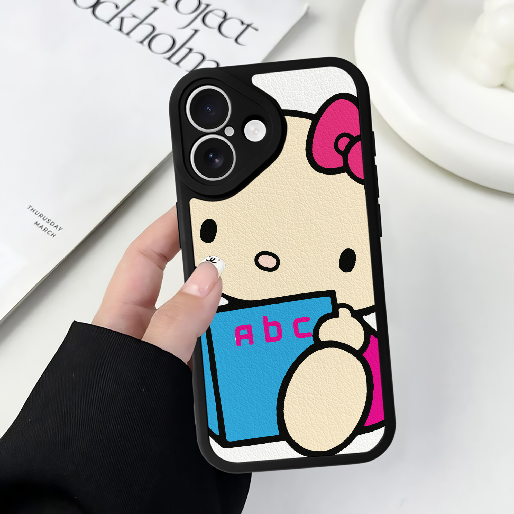 （画像用） Hello Kitty ハローキティ 【iPhone 16シリーズ対応】シリコンスマホケース（レザー調） 材質：シリコン